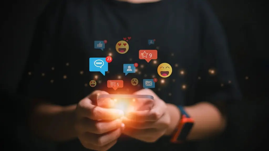 Person mit Smartphone und Emojis