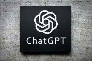 ChatGPT-Logo auf grauem Hintergrund